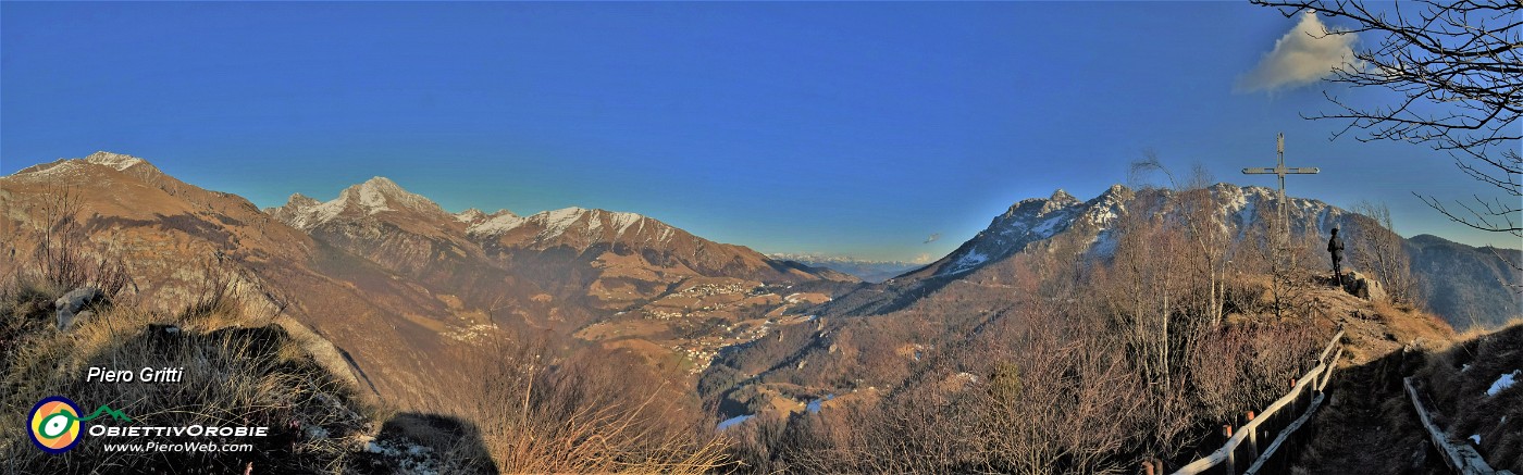 45 Alla croce del Monte Castello con vista in (da sx) Menna.Arera, Grem, Alben.jpg